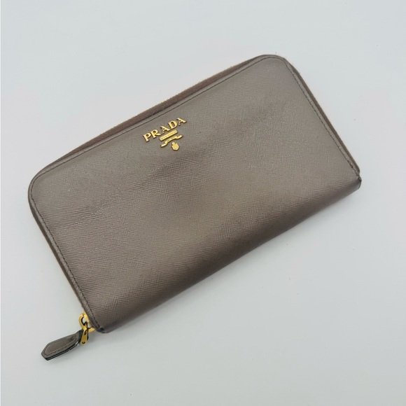 ❤️🔥LOW START❤️🔥 Prada Grey Saffiano Leather Zip Around Continental Wallet 🩶 - Picture 1 of 7